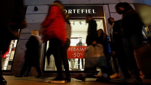 Escaparate de un comercio en rebajas en plena Navidad
