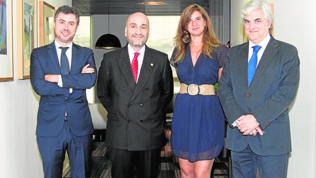 Foto de familia de los participantes en el encuentro «El papel de las profesiones colegiadas»