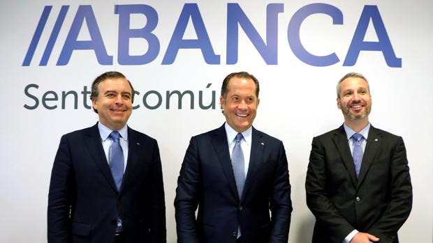 El presidente de Abanca, Juan Carlos Escotet (centro) junto al consejero delegado, Francisco Botas (izda) y el director general financiero, Alberto de Francisco (dcha)