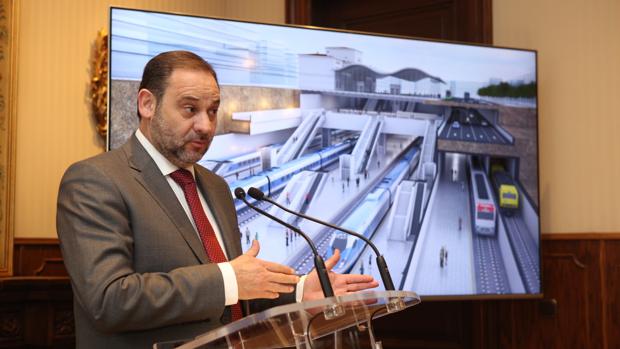 El ministro amagó durante todo el verano con traspasar las competencias sobre VTC a las comunidades