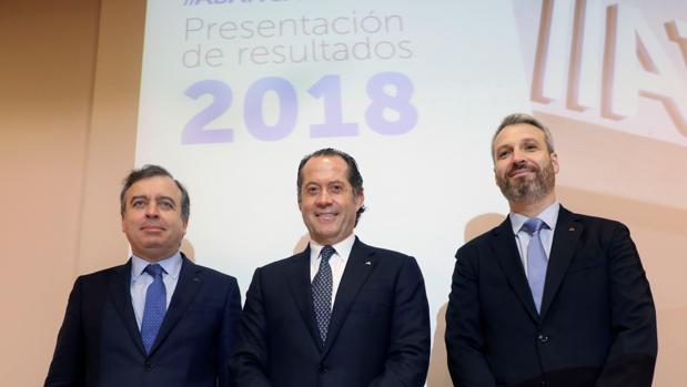 El presidente de Abanca, Juan Carlos Escotet (centro de la imagen), acompañado del consejero delegado, Francisco Botas (izquierda), y del director general financiero de la entidad, Alberto de Francisco (derecha),