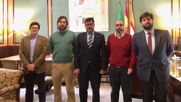 El alcalde de Utrera, en el centro de la imagen, recibiendo a los responsables de la empresa Canagrosa