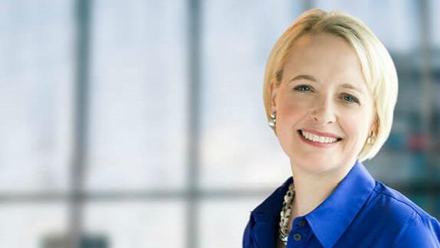Julie Sweet es graduada en Artes por la Claremont McKenna College y doctora en Derecho por la Columbia Law School