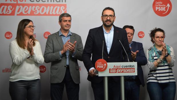 Sergio Gutiérrez, a la cabeza, valora los resultados del PSOE en las elecciones generales