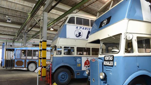 Autobuses de época guardados en la cochera del Taller Central de la EMT, junto a la Castellana