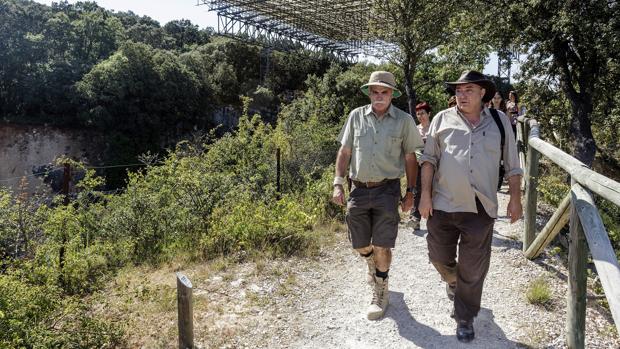 El codirector de los yacimientos de Atapuerca, Eudald Carbonell, durante la inauguración este lunes de la senda botánica junto a los yacimientos