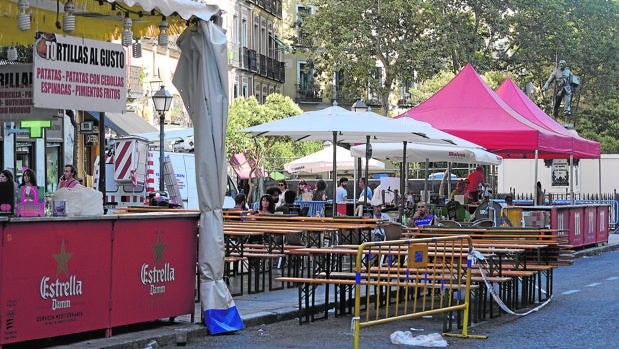 Puestos de comida y bebidas, ayer, en la Ribera de Curtidores del Rastro, donde se celebran las fiestas de San Cayetano