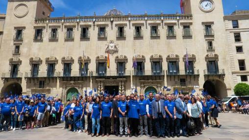 El grupo visto a pie de calle en el momento de formar el número gigante JUAN CARLOS SOLER