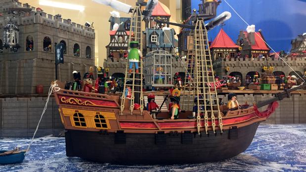 Barco pirata hecho de muñecos Playmobil en la exposición