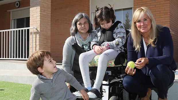 Elsa y Mario junto con su madre, Eva, y Carmen Varela