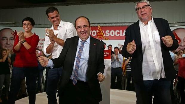 Miquel Iceta, bailando durante un mitin