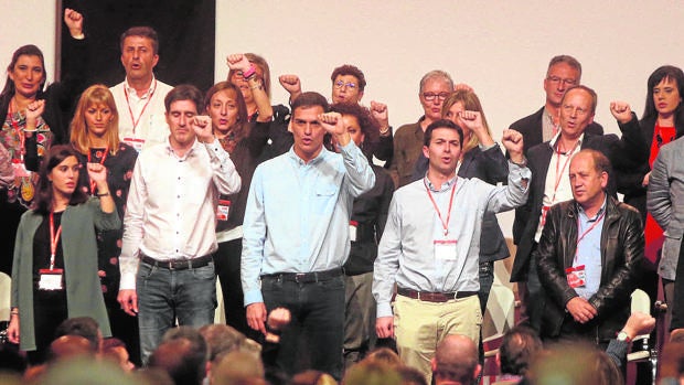 Gonzalo Caballero con Pedro Sánchez y el resto de su ejecutiva durante el último Congreso del PSdeG