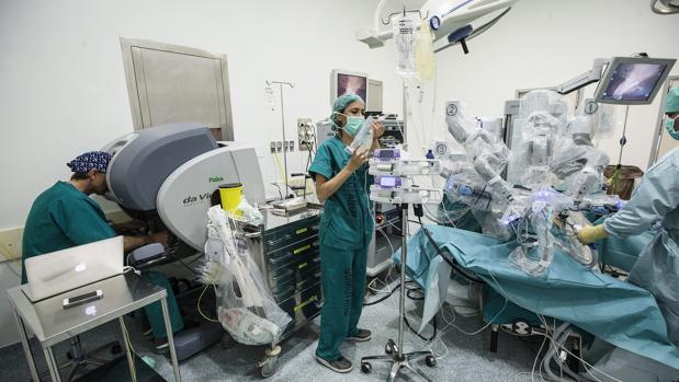 En concreto, se han comprado cinco robots Da Vinci para cirugía