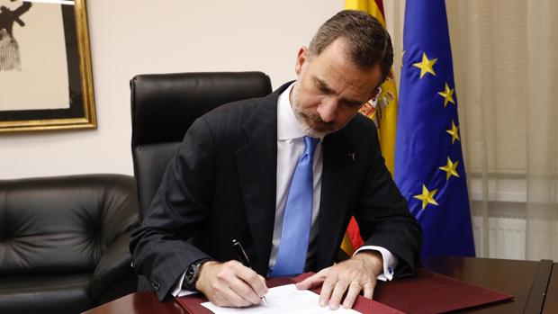 Don Felipe firmó en la Embajada de España en Astaná un Real Decreto el pasado 9 de junio