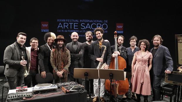 Intérpretes del Festival de Arte Sacro de la Comunidad de Madrid, junto al consejero de Cultura, Jaime de los Santos (quinto por la izquierda)