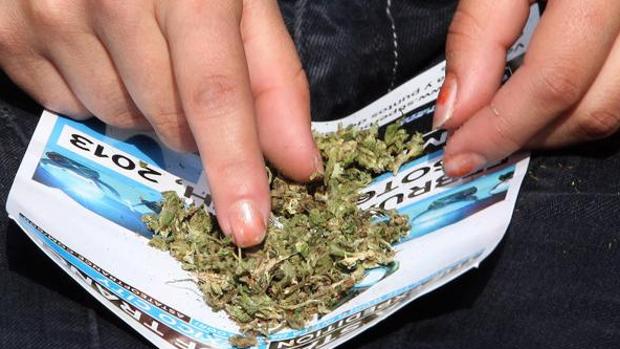 Imagen de un consumidor de marihuana
