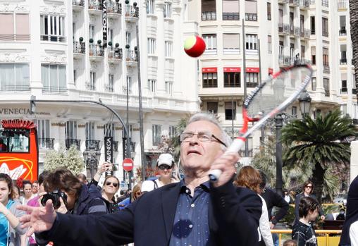 Imagen de Joan Ribó tomada este Jueves Santo en la Plaza del Ayuntamiento de Valencia