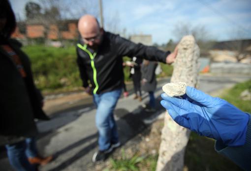 Vecinos de O Contrasto muestran una pieza de lindano encontrada en el arcén