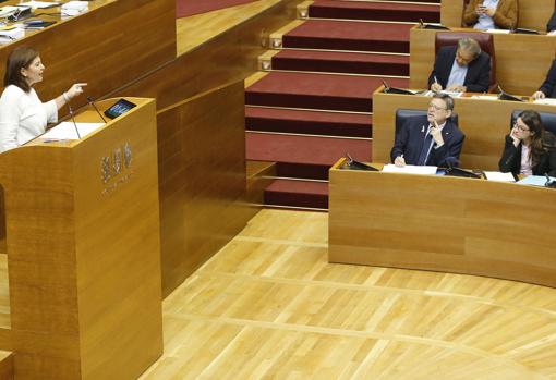Isabel Bonig se dirige a Ximo Puig y Mónica Oltra durante un pleno de las Cortes