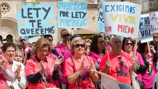 Manifestantes con carteles que recuerdan a la joven asesinada