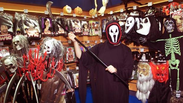 Máscaras de esqueletos en una tienda, en imagen de archivo