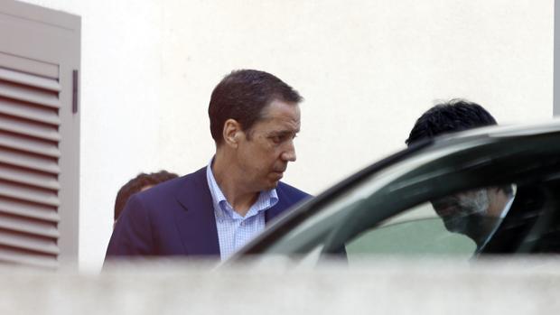 Eduardo Zaplana, durante los registros en su vivienda de Benidorm