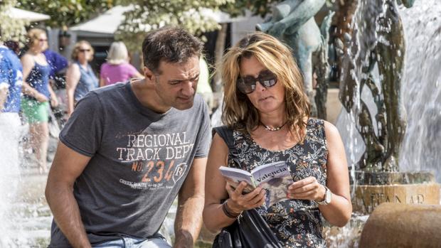 Imagen de dos turistas captada en el centro de Valencia
