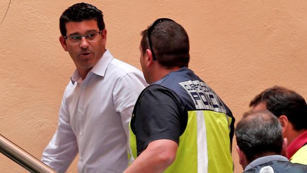 El alcalde de Ontinyent y presidente de la diputación de Valencia, Jorge Rodríguez, llega al ayuntamiento custodiado por agentes de la UDEF