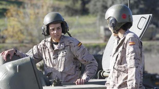 Dos mujeres integrantes del ejército español
