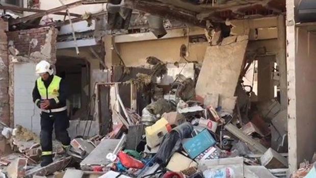 Un bombero revisa el estado en que quedó el restaurante tras la explosión registrada durante la madrugada