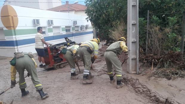 Efectivos del Infocam retirando el barro acumulado