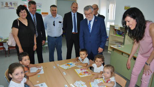 Ángel Felpeto con alumnos del colegio de Garciiotum