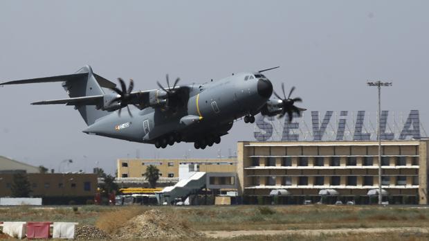 El primer avión de transporte militar A400M de las fuerzas armadas españolas, a su salida de Sevilla