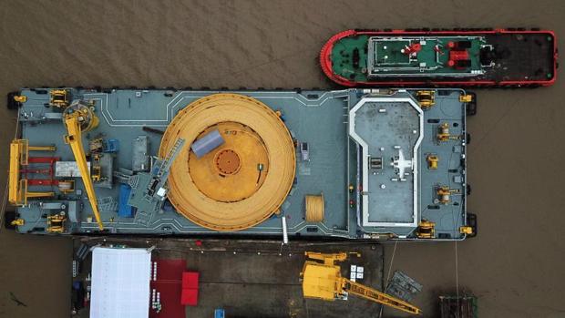 Plataforma marina de colocación de cable umbilical submarino para aguas profundas