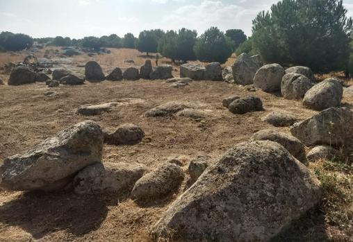 Son 50 piedras, algunas desplazadas por la corriente de un arroyo