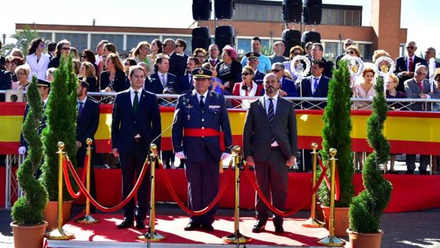 Rollán, (izqd., y el alcalde torrejonero (dcha.)