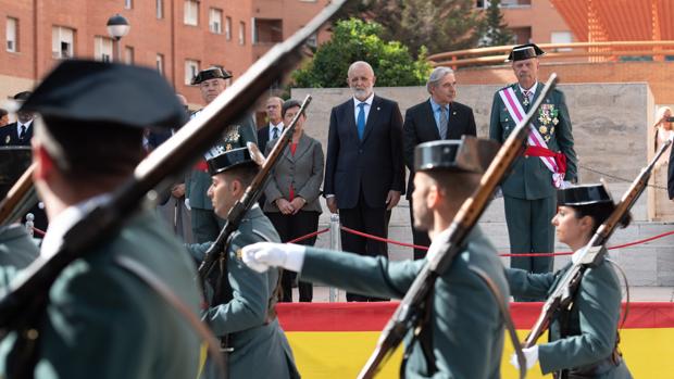 El director general de la Guardia Civil, Felix Azón, y el general y jefe de la Guardia Civil en Cataluña