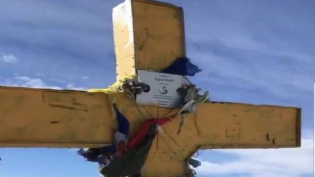 La cruz que corona el Aneto fue embadurnada con pintura amarilla