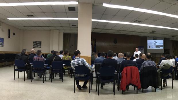 Charla formativa a policías sobre técnicas de interrogatorios