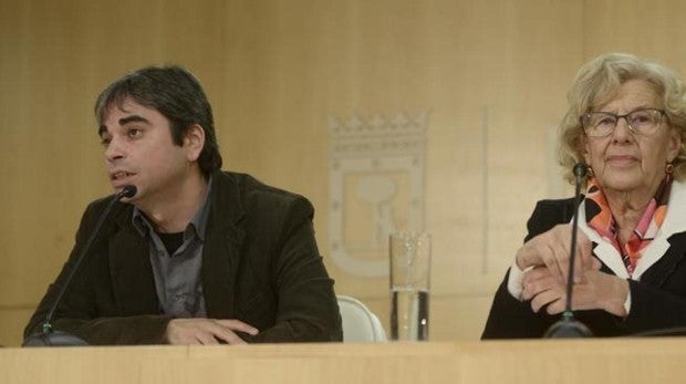 El delegado de Economía, Jorge García Castaño, y la alcaldesa Manuela Carmena