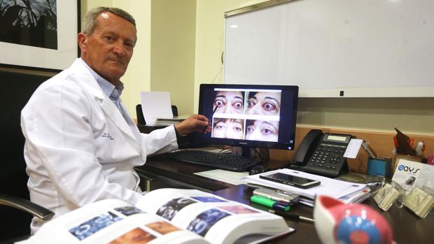 El doctor, en su consulta compostelana, muestra la evolución de una paciente