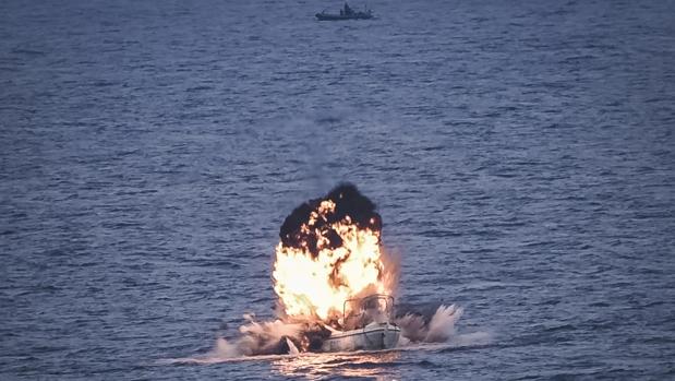 Momento de la destrucción del ballenero pirata en aguas somalíes