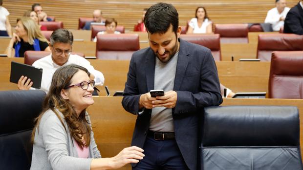 Vicent Marzà, conseller de Edución, y Mónica Oltra, en las Cortes Valencianas