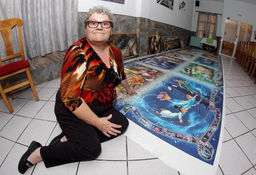 Paquita Parres posa junto al puzle de Disney