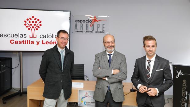 El secretario general de Escuelas Católicas, José María Alvira, junto con el representante autonómico Leandro Roldán y el director del instituto Cristo Rey de Valladolid