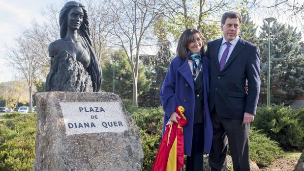 El monumento a Diana Quer; junto a él, su padre, Juan Carlos Quer, y la alcaldesa de Pozuelo