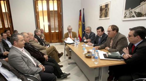 Císcar en una reunión con portavoces de los regantes del trasvase Tajo-Segura