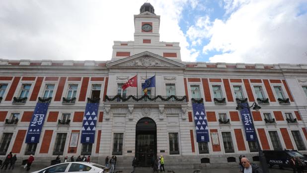 Fachada principal de la Real Casa de Correos, en el número 7 de la Puerta del Sol, sede actual del Gobierno de la Comunidad