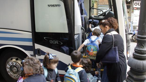 Niños subiéndose a un autobús escolar