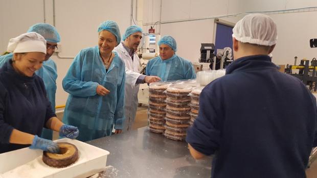 La consejera aragonesa de Economía, Marta Gastón (segunda por la izquierda), durante su visita a las actuales instalaciones de Panadería Menal